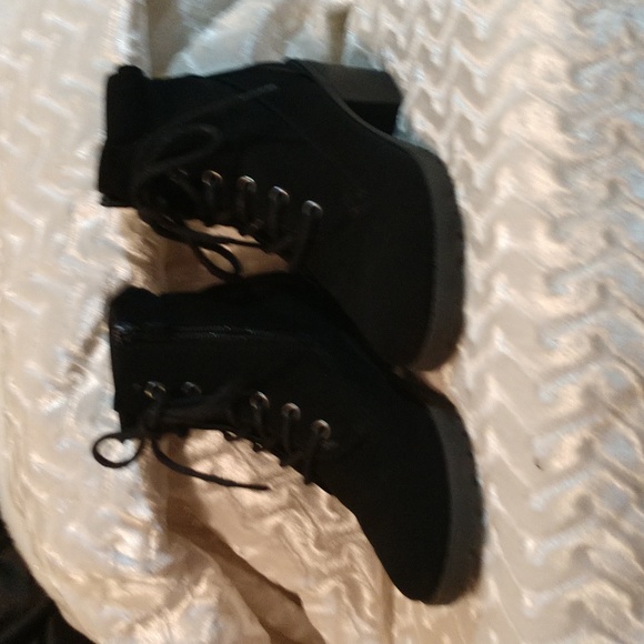 Shoe's - Picture 2 of 4